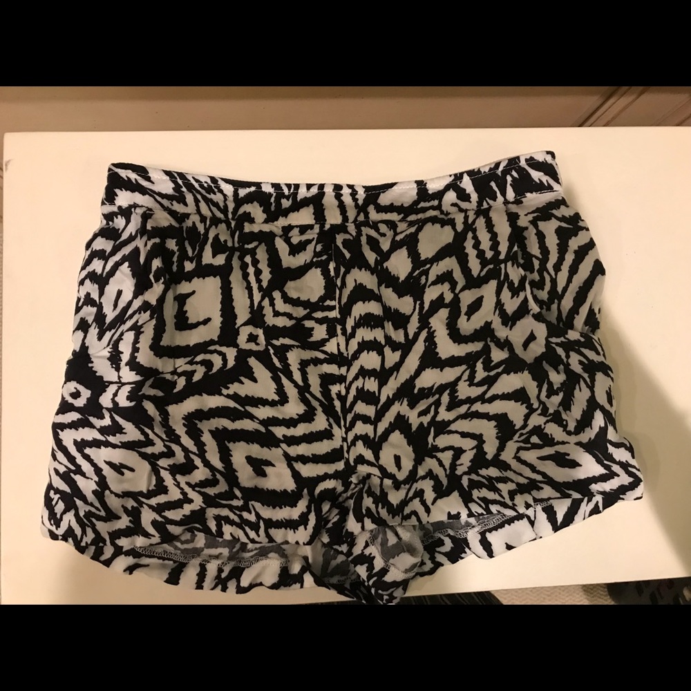 Printed shorts// Urban Outfitters